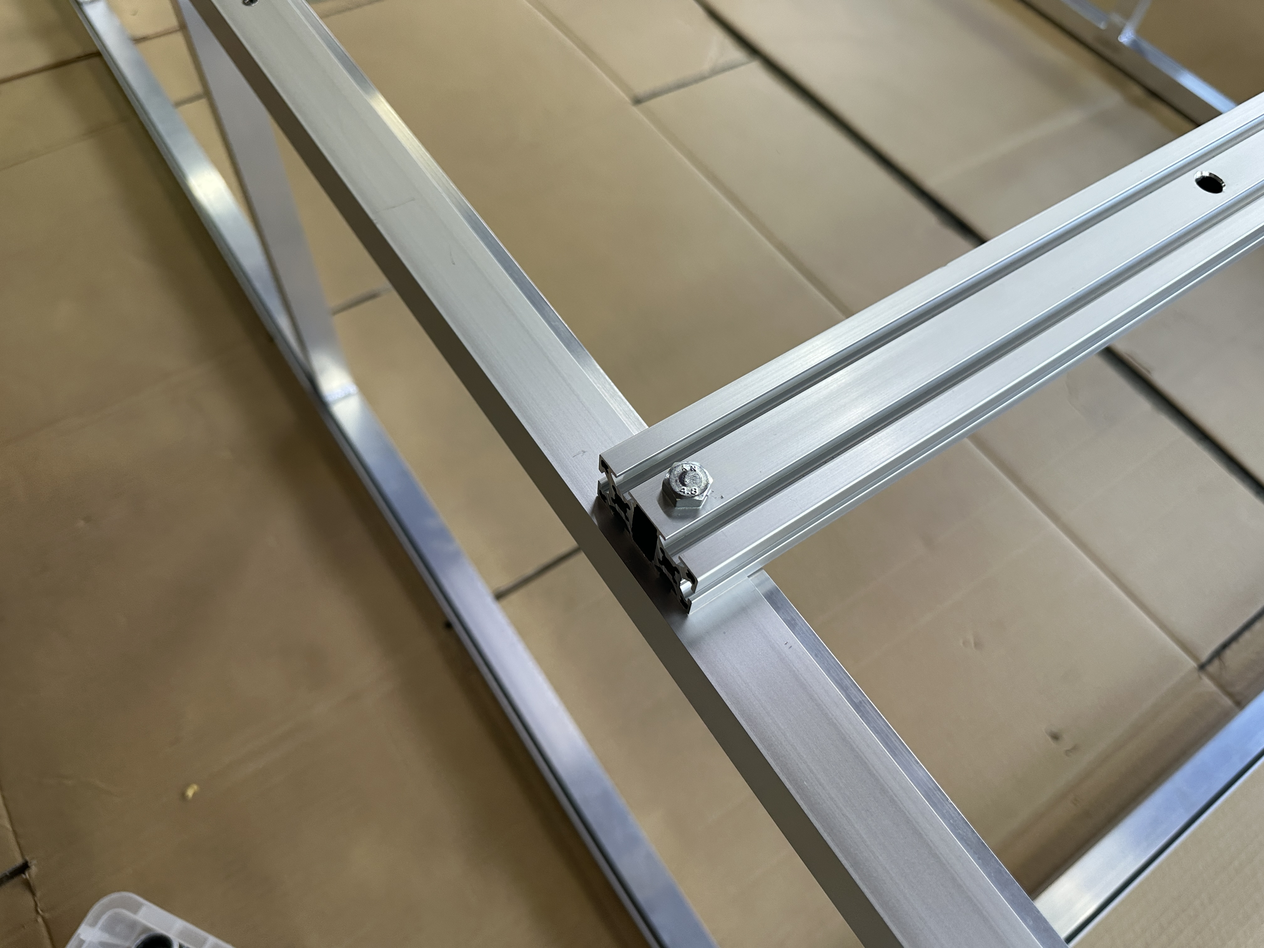 フレームを組み立てます