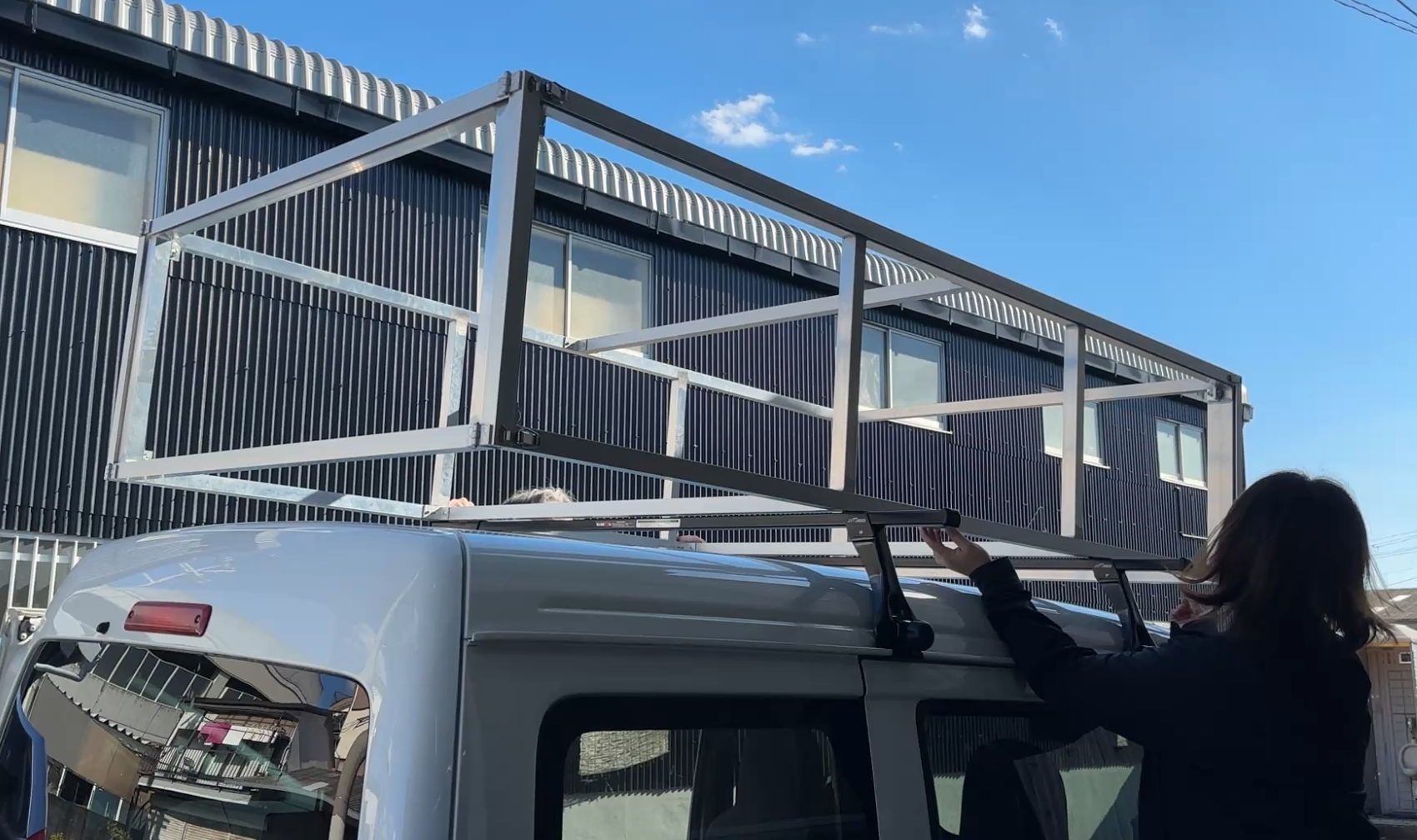 フレームをキャリアに取り付けます