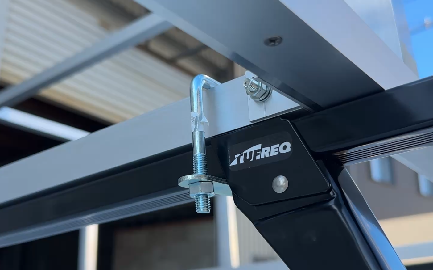 コ型ボルトでキャリアとフレームを固定します